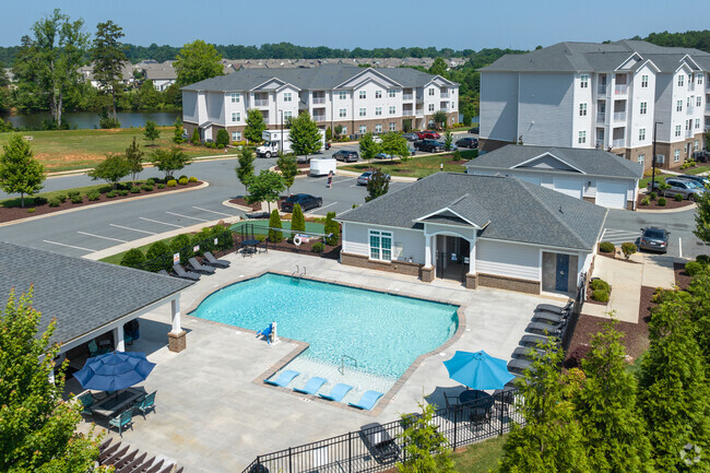 Piscina y edificios - Arrowhead Apartments