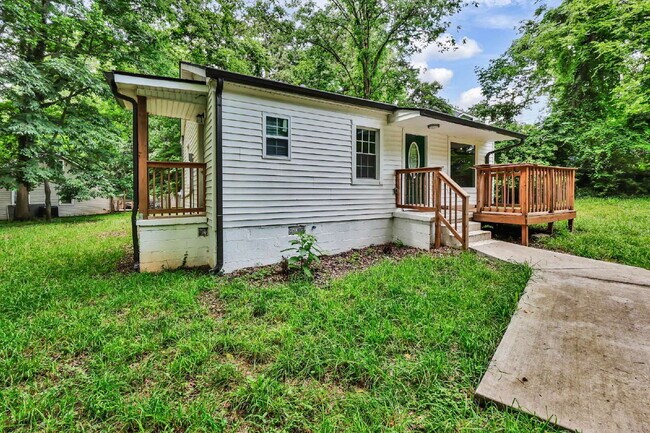 Foto del edificio - Charming 2-bed 1-bath home minutes from shopping, APSU, and dining.