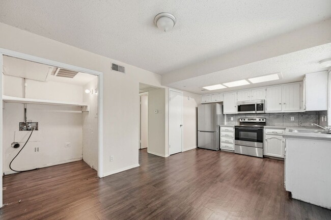 Building Photo - 314 Candlewood Ln