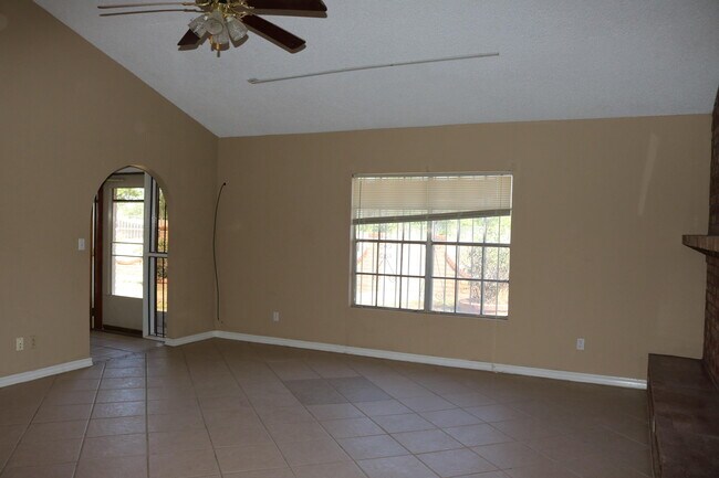 Foto del edificio - 425 F E Jackson Rd