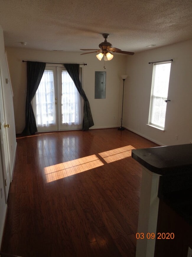Building Photo - 2 Bedroom Condo in Williamsburg for Rent