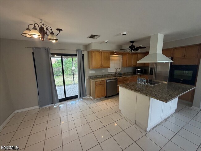 Foto del edificio - 18540 Tampa Rd