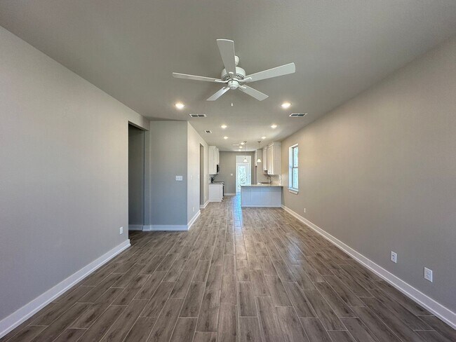 Foto del edificio - 3 Bedroom 2 Bath Newly Construction in Whi...