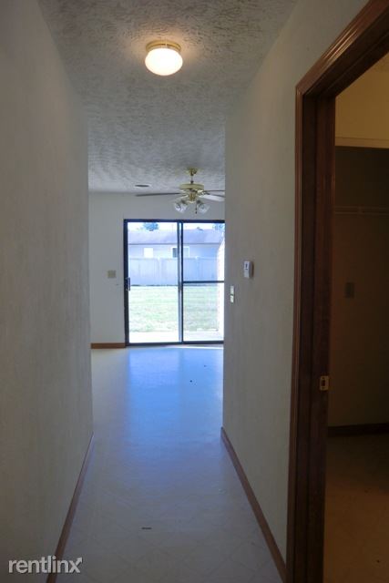 Building Photo - 440 Meadow Dr