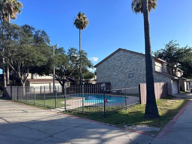 Foto del edificio - 8801 McPherson Rd