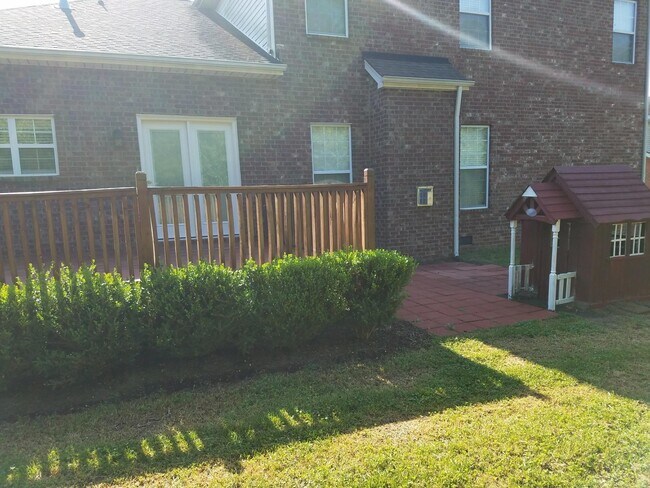Building Photo - 140 Fieldcrest Cir