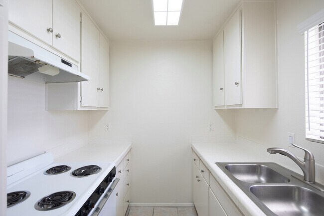 Foto del edificio - Spacious Studio in Pacific Beach/Crown Point!