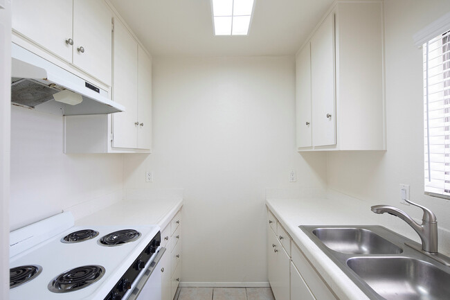 Building Photo - Spacious Studio in Pacific Beach/Crown Point!