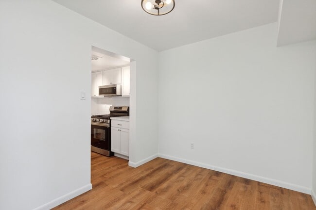 Building Photo - Beautiful 1-Bedroom Condo in Wayne Availab...