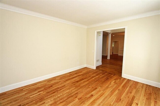 Building Photo - 800 Chelsea Park Dr NE