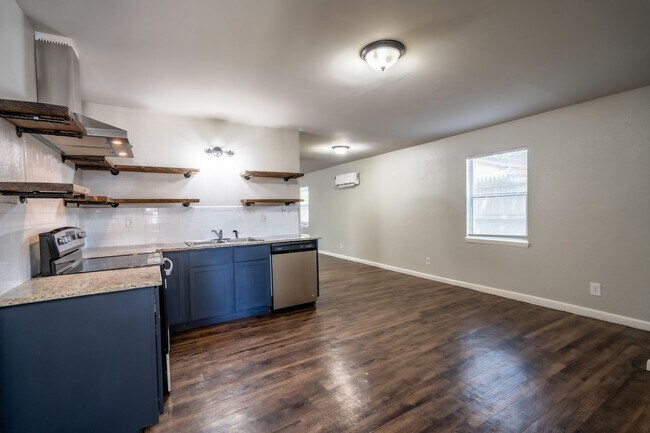 Foto del edificio - E 15th St Duplex