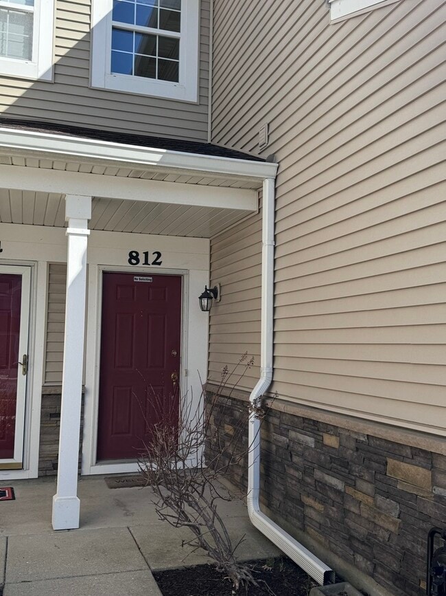 Building Photo - 812 Genesee Dr