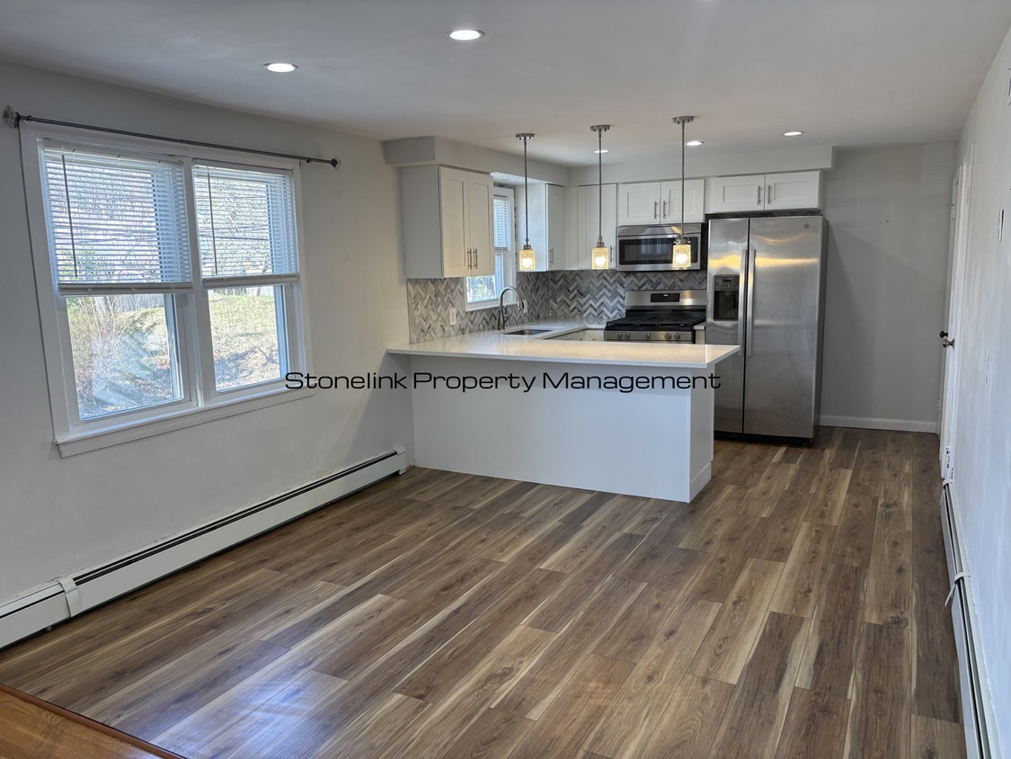 Photo - 321 Budlong Road