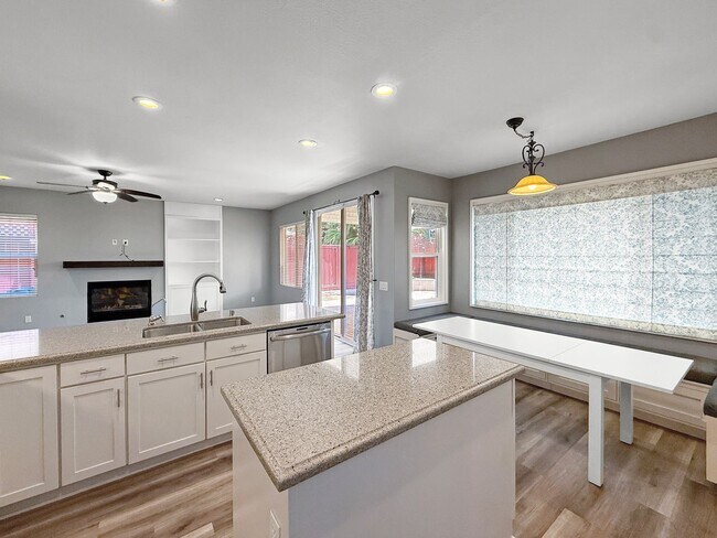 Foto del edificio - Beautiful 4BR + Office / 3BA Home in Prime...