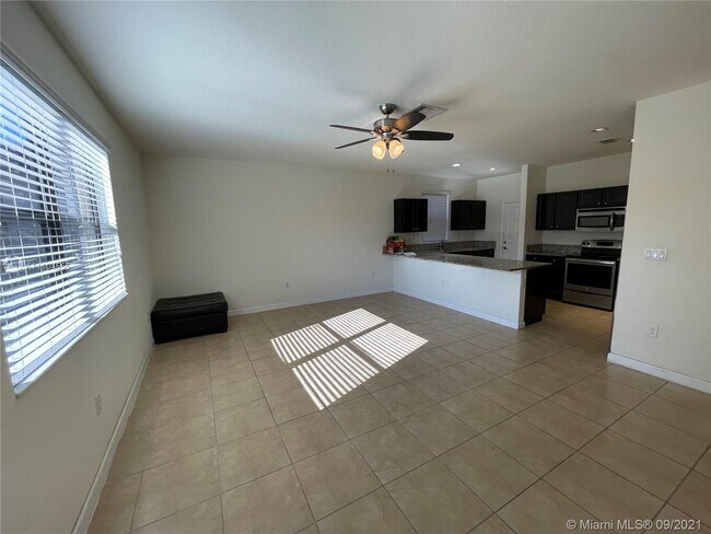 Foto del edificio - 588 SE 35th Terrace