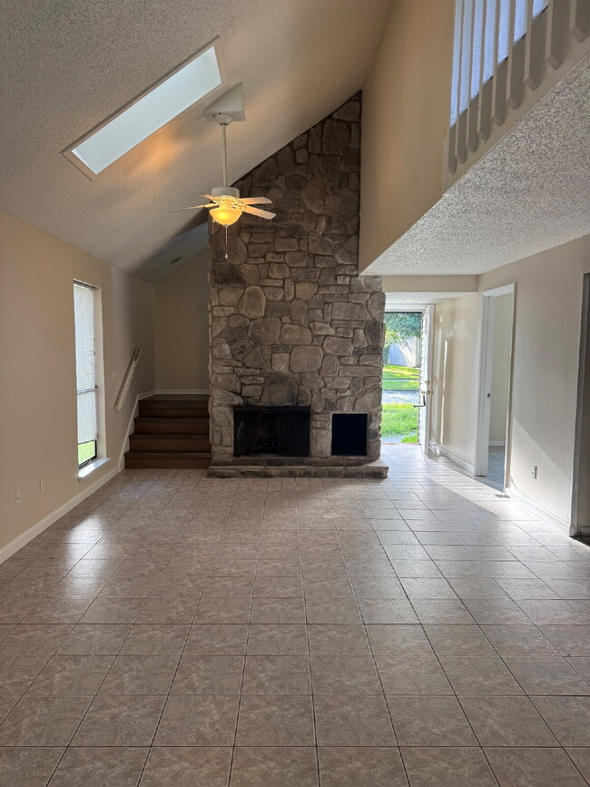 Foto del edificio - 4 bedroom 3 full bath home for rent in man...