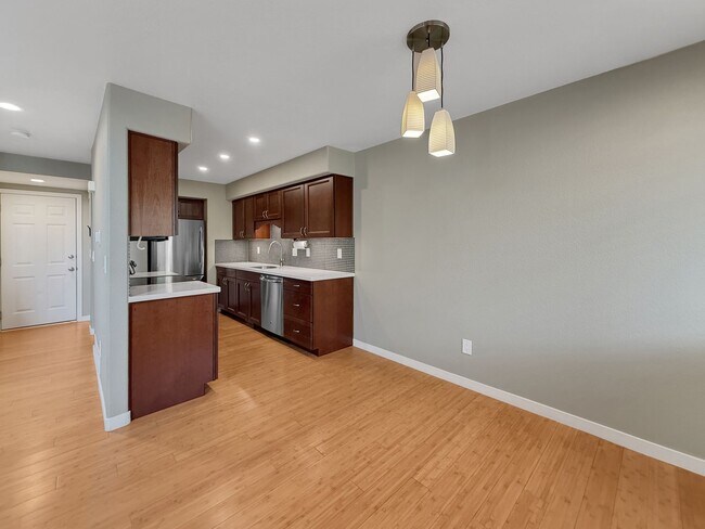 Foto del edificio - Beautifully Updated Townhome in a Prime Location 2 bed 2 Bath for Rent