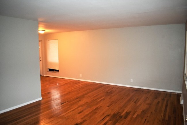 Building Photo - Spacious 4 Bed, 2 Bath Ranch