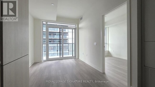 Photo du bâtiment - 120 Broadway Ave