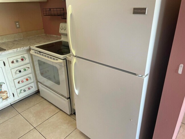 Foto del edificio - 500 Village Green Cir W