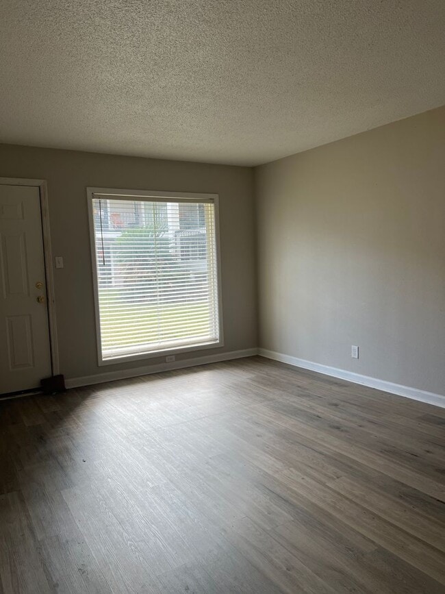 Building Photo - Newly Renovated 2B\1B Apartment Available in Lake Charles