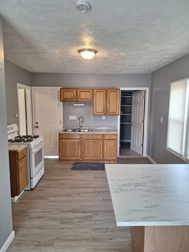 Building Photo - 12613 Parkhill Ave
