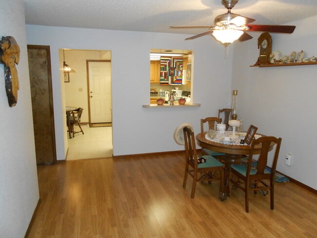 Building Photo - Charming 2 Bed/2 Bath Condo Near the Sculpture Park