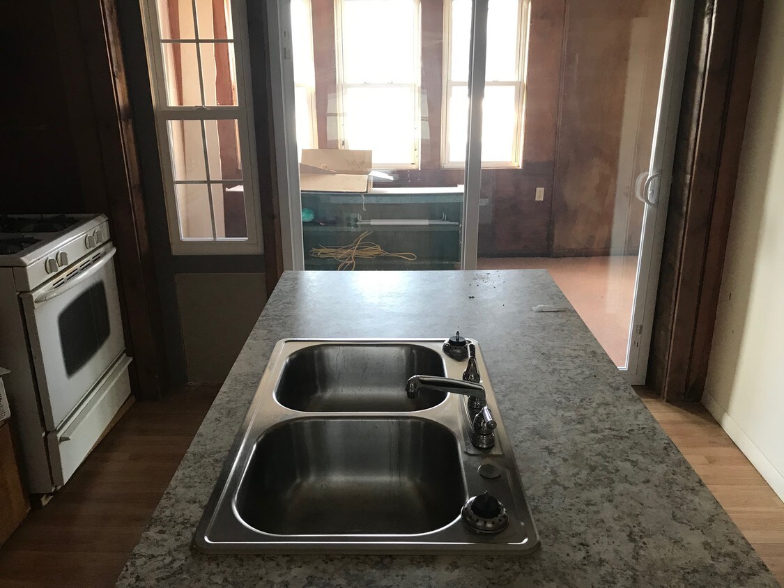 Cocina con isla - 156 W Erie St
