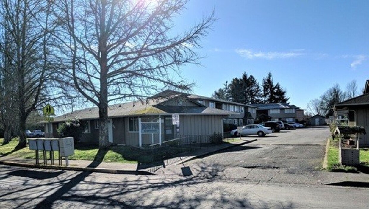 Primary Photo - (905) Draper Apartments - 3 Bed / 1.5 Bath...