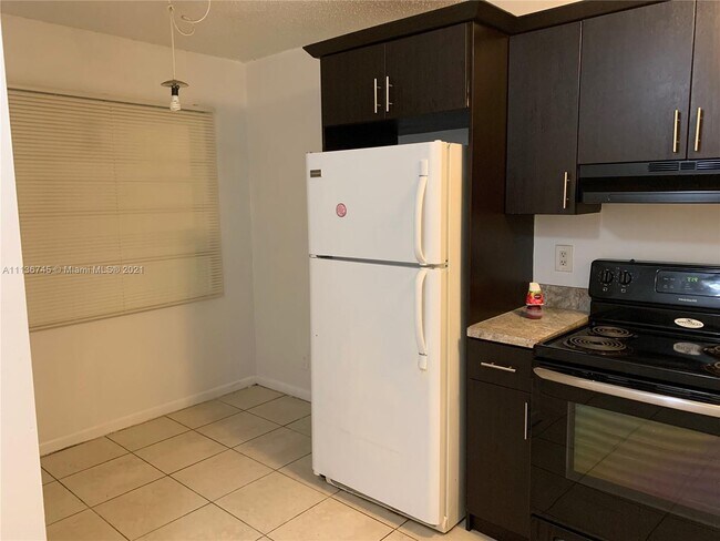 Building Photo - 4075 Lakeside Dr