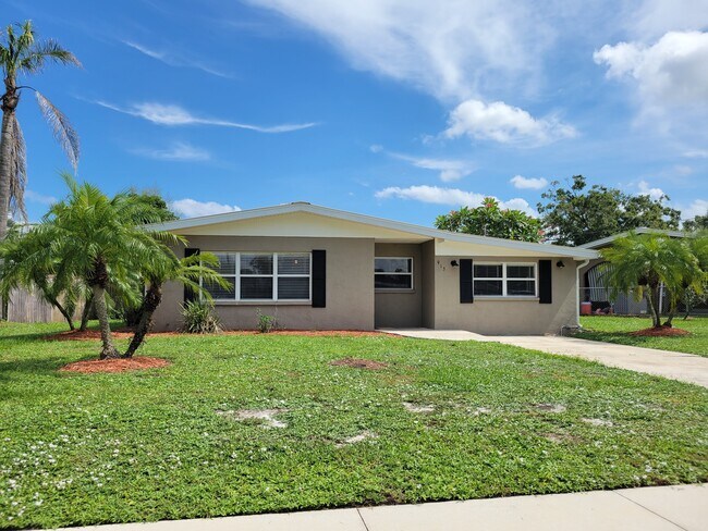 Building Photo - 913 Lake Josephine Dr