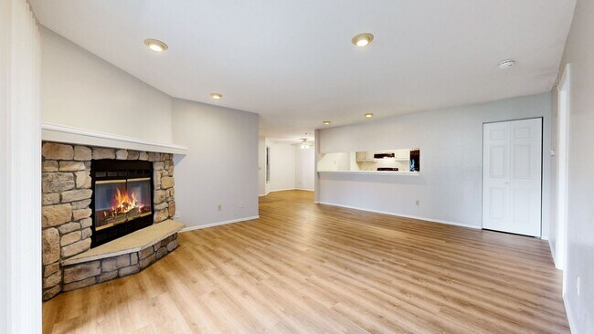 Building Photo - Adorable 2bd/2bth Parking Included Available Now