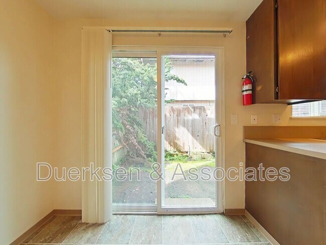 Foto del edificio - 120 NE Conifer