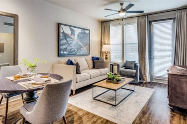 Building Photo - 926 E. 15th-21131