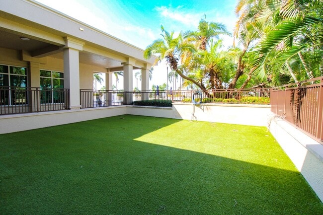 Building Photo - **STUNNING**FULLY FURNISHED**ANNUAL OR SEASONAL RENTAL**MERCADO**