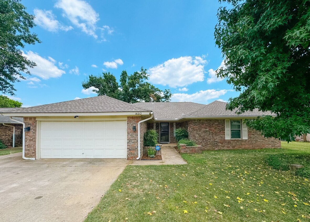 Primary Photo - Charming Home in Heritage Heights!
