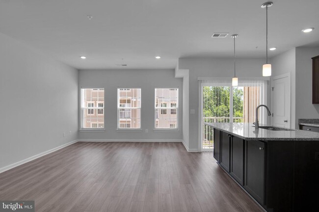 Building Photo - 9712 Vang Dr