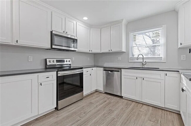 Foto del edificio - Room in House on Browns Mill Rd SE