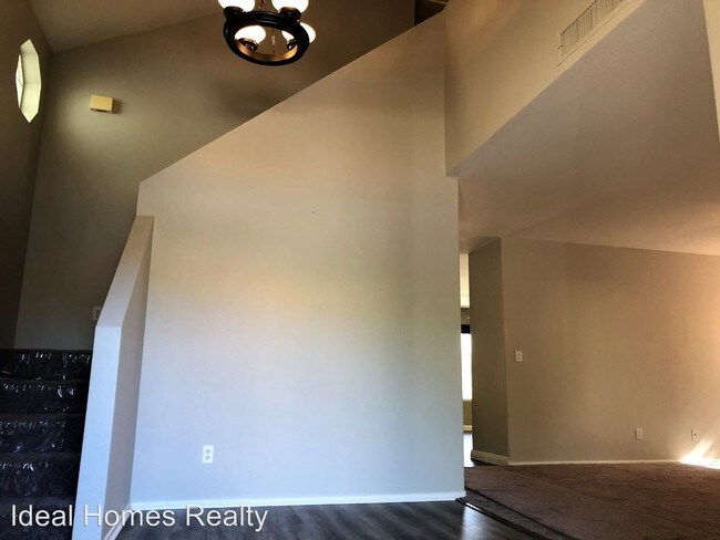 Building Photo - 4 br, 3 bath House - 1636 Royal Canyon Dr