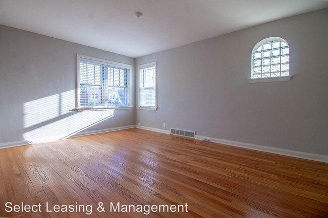 Building Photo - 5000 Oleatha Ave