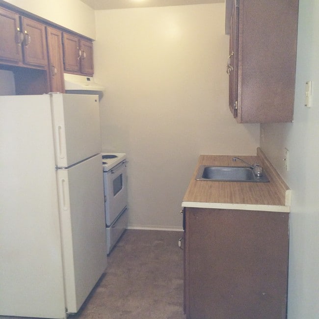 kitchen - 11404 Warren Blvd