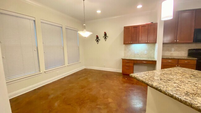 Building Photo - 3 br 3.5 bath gated luxury condo with dbl ...