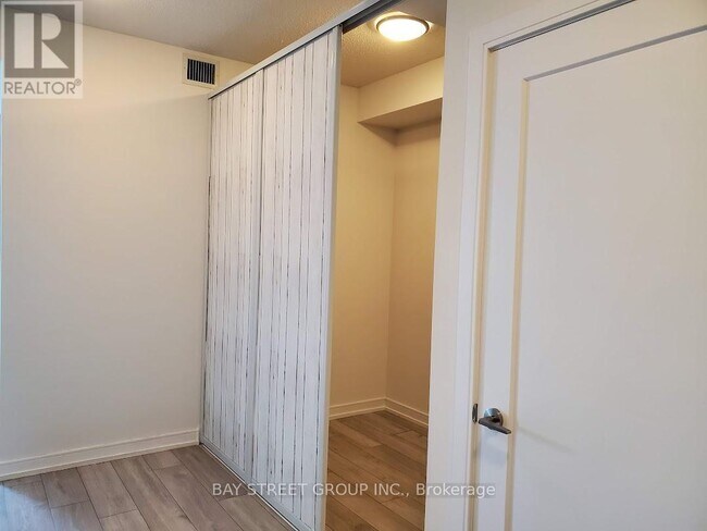 Photo du bâtiment - 225 Village Green Square