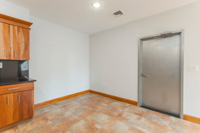 Building Photo - 1338 W Girard Ave