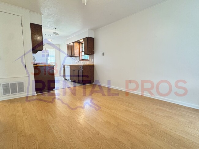 Building Photo - 106/108 Debra Ln