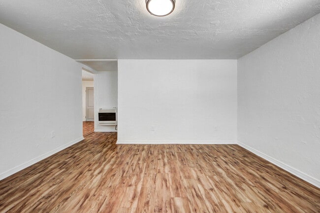 Building Photo - 204 S Stewart Ave
