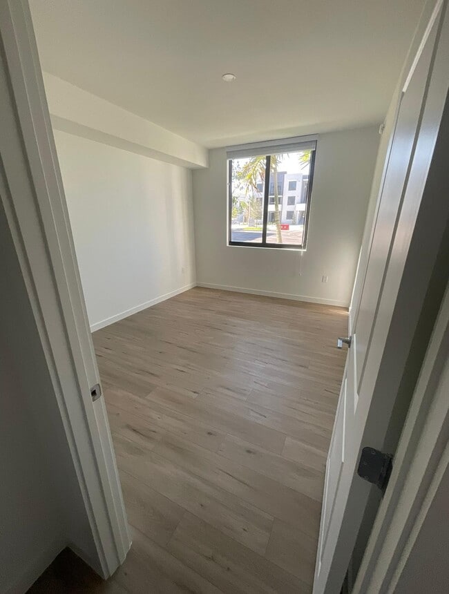 Building Photo - 655 W 73rd Pl