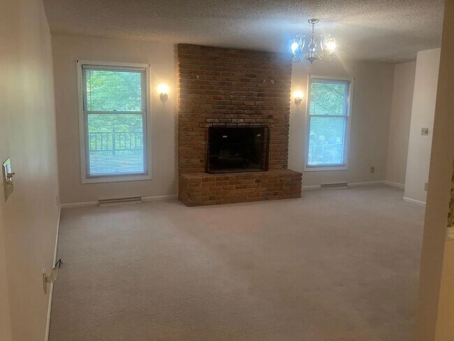 Foto del edificio - Beautiful Duplex Located in Serene, Wooded...