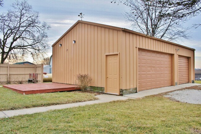 Building Photo - 420 Nelson Rd