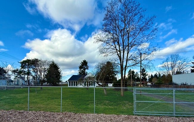 Building Photo - 16702 SE 1st St